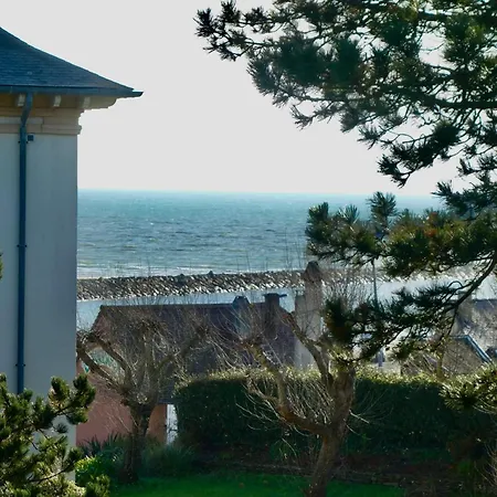 Charming House Overlooking The Havre De Carteret *